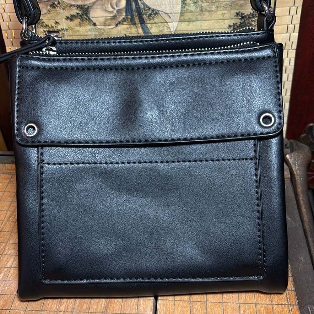 Clarks Black Faux Leather Crossbody Bag Adjustable Strap VGUC 8”Lx8”Wx2”